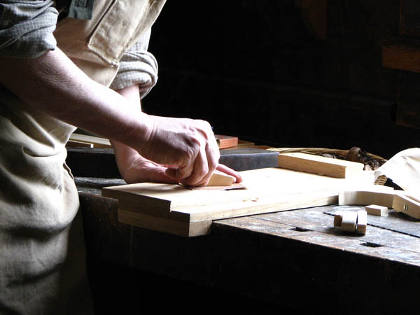 Nacemos de la influencia y formación  heredada en el sector de la <strong>carpintería de madera y ebanistería  en Sant Jaume de Frontanyà.</strong>